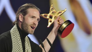 Lorenz Häberli da Lo & Leduc cun ina trofea.