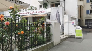 Il café Zschaler en la citad veglia da Cuira.