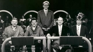 Il moderatur da l'emissiun «Contacts» Mariano Tschuor cun quatter giasts l'onn 1980. Il moderatur da l'emissiun «Contacts» Mariano Tschuor cun quatter giasts l'onn 1980.