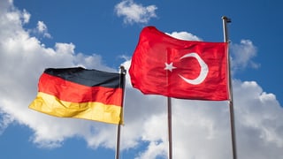 Las binderas da la Germania e da la Tirchia.