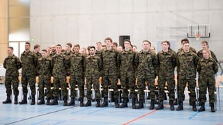 Purtret da recruts che stattan en ina retscha. 
