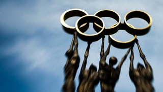 Ina statua davant la sedia dal Comité olimpic internaziunal a Losanna.