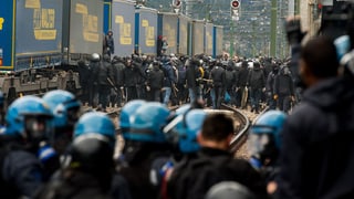 Demonstrants al pass dal Brenner - la polizia cun chapellinas blauas