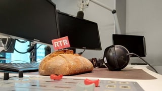 Il paun da Casti en il studio da RTR.