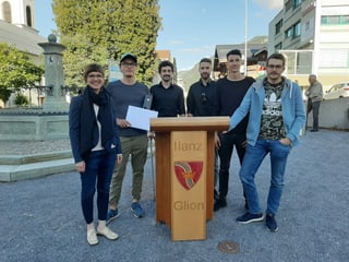 5 commembers da l'uniun da giuventetgna da Rueun cun la presidenta da Glion Carmelia Maissen.
