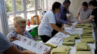 Persunas ad Ankara dumbran o las vuschs da l'elecziun da president e parlament.