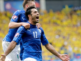 Eder (dre.) ed Emanuele Giaccherini da l'Italia celebreschan suenter il gol decisiv. Eder (dre.) ed Emanuele Giaccherini da l'Italia celebreschan suenter il gol decisiv.