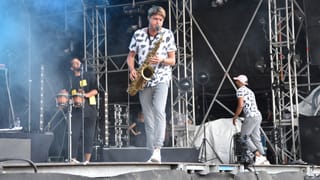 La band d'electro-swing Klischée lascha muventar chommas e chaluns.