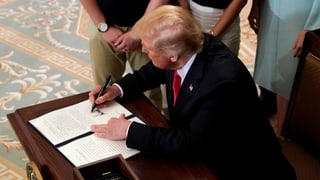 Purtret da Trump co el suttascriva in document. 