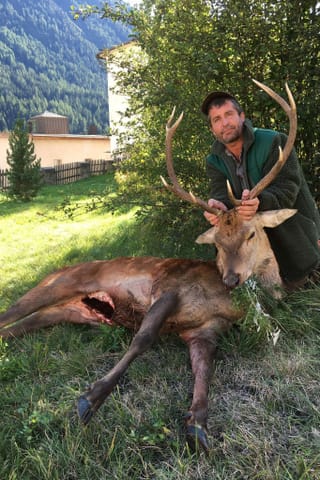 Ein Mann mit einem Hirsch.