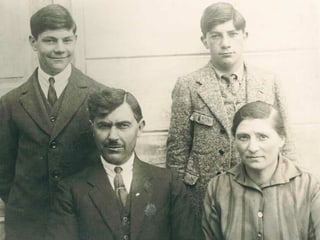 Martin Besio (san. sura) cun frar Emillior, bap Giovanni e mamma Vittoria Besio.