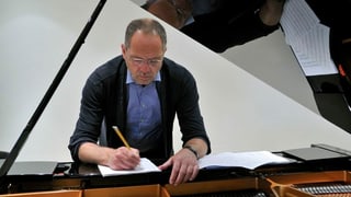 cumponist Jan de Haan vid scriver notas