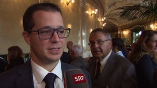 Dumeni Columberg (davos) durant in'intervista cun il cusseglier naziunal dal Tessin, Marco Romano.