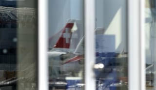 aviun cun bandiera svizra aviun cun bandiera svizra