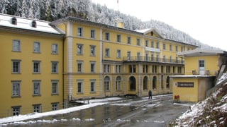 La fassada melna dal Scuol Palace.
