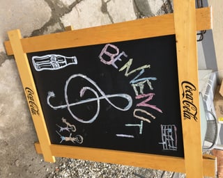 Tavla cun scrit «Benventui».