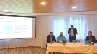 Da san.: Roman Stäbler, manader Spitex Viamala; Johannes Pfenninger, president Spitex Viamala; Curdin Capaul, president Spital Tusaun; Reto Keller, directur spital Tusaun - a la radunanza da delegads dal spital Tusaun da venderdi passà. Da san.: Roman Stäbler, manader Spitex Viamala; Johannes Pfenninger, president Spitex Viamala; Curdin Capaul, president Spital Tusaun; Reto Keller, directur spital Tusaun - a la radunanza da delegads dal spital Tusaun da venderdi passà.