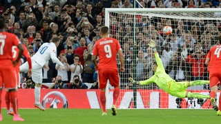 Wayne Rooney nizzegia in penalti encunter Yann Sommer.