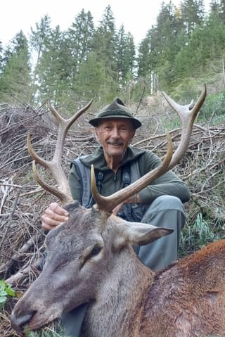 Jäger mit Hirsch