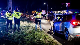 Purtret da policists che stattan dasper il cunfin. 