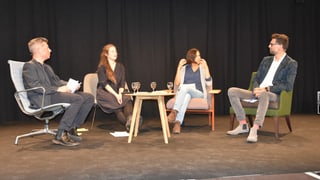 Claudio Spescha, Flurina Badel, Silvana Derungs e Rico Valär sin tribuna dals Dis da litteratura en discussiun.