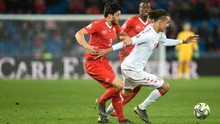 Loris Benito (Svizra) cunter Yussuf Poulsen (Danemarc) durant il gieu da qualificaziun tranter Svizra e Danemarc en il stadion St. Jakob-Parc a Basilea. 