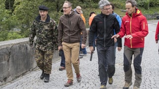 divisiunari Lucas Caduff, cussegliers guvernativs Christian Rathgeb e Mario Cavigelli cun Gian Cla Feuerstein da l'Uffizi per guaud e privels da la natira en la regiun enturn Bondo divisiunari Lucas Caduff, cussegliers guvernativs Christian Rathgeb e Mario Cavigelli cun Gian Cla Feuerstein da l'Uffizi per guaud e privels da la natira en la regiun enturn Bondo