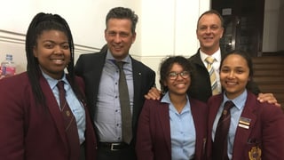 Il rectur Roman Walker (sen. ) ed Ursin Defuns cun scolaras da la Namibia