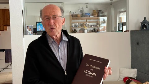 Ein Mann mit einem Buch in der Hand.