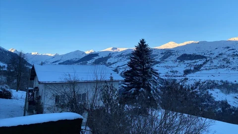 Panorama da bun'ura cun naiv ed ina chasa. Camuns Graubünden Kälte