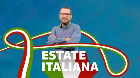 Person in blauem Hemd vor blauem Hintergrund mit italienischen Farben und Schriftzug 'Estate Italiana'.