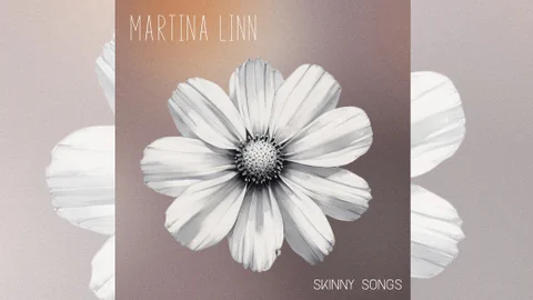 Schwarz-weisses Blumenbild mit Text Martina Linn, Skinny Songs.