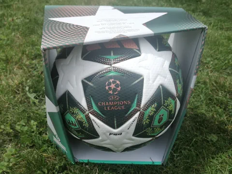 Champions League Fussball in Verpackung auf Gras.
