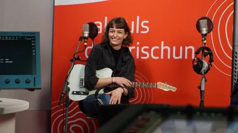 Fiona Fiasco im Radiostudio von RTR während des Schweizer Musiktags.