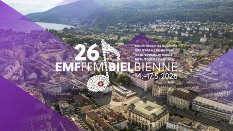 Luftaufnahme von Biel mit Text zum Eidgenössischen Musikfest 2026.