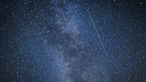 Sternenhimmel mit Milchstrasse und Meteorit.
