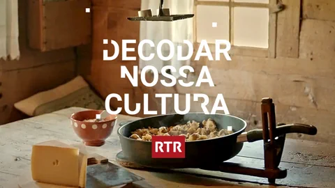 Pfanne mit Essen auf Holztisch in rustikaler Küche.