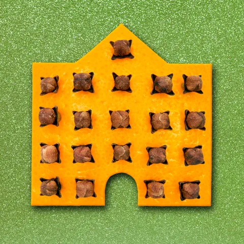 Ein Adventskalender aus Mandarinenschale und Nelkenköpfen.