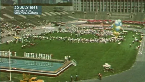 Versammlung im Soldier Field, Chicago, Juli 1968, mit Ballons und Menschen auf dem Rasen.
