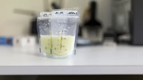 Muttermilchbeutel auf einem Tisch.