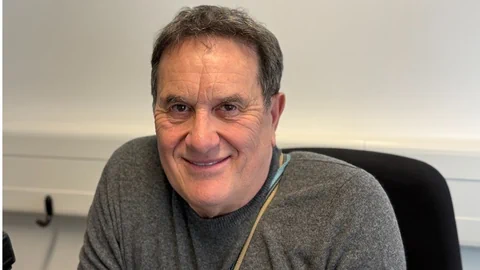 Ein Mann blickt in die Kamera.