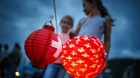 1. August: Kinderumzug mit Lapionen in der Abenddämmerung.