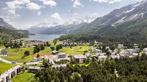 Drohnenbild vom Dorf Maloja Richtung See.