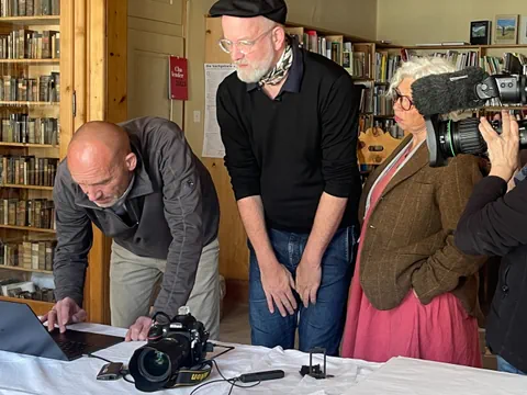 Expertinnen und Experten arbeiten an der Inventarisierung.