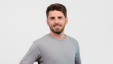 Mann in grauem T-Shirt vor weissem Hintergrund.