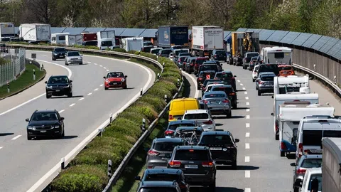 Stau und stockender Verkehr auf der A13 Richtung Süden