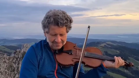 Johannes Schmid-Kunz spielt Geige.