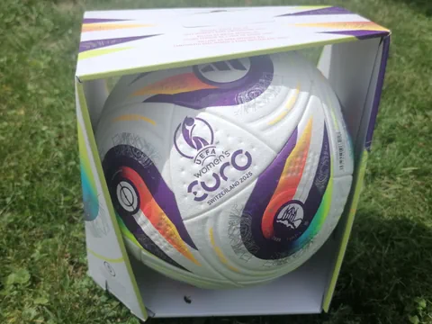 Fussball der UEFA-Frauen-EM 2025 auf Gras in Verpackung.