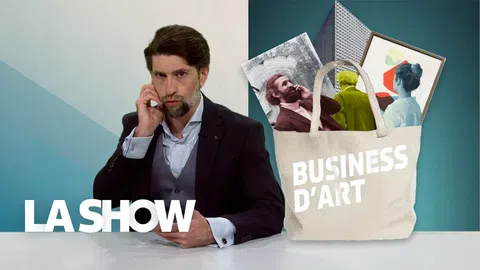 Mann im Anzug mit Tasche voller Kunstwerke, Text