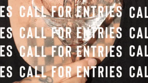 Person mit Tattoo hält Glas, Text 'CALL FOR ENTRIES'.